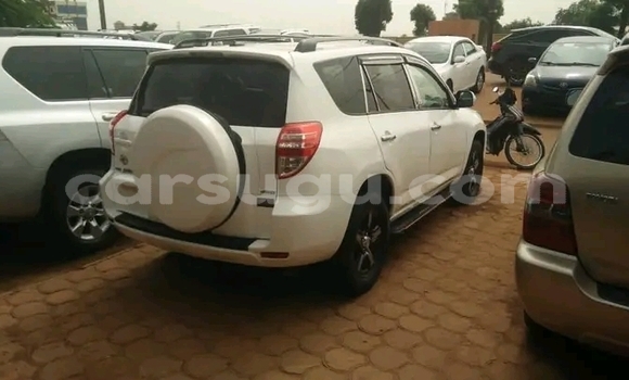 Acheter Occasion Voiture Toyota RAV4 Blanc à Ouagadougou, Burkina-Faso Acheter Occasion Voiture Toyota RAV4 Blanc à Ouagadougou, Burkina-Faso