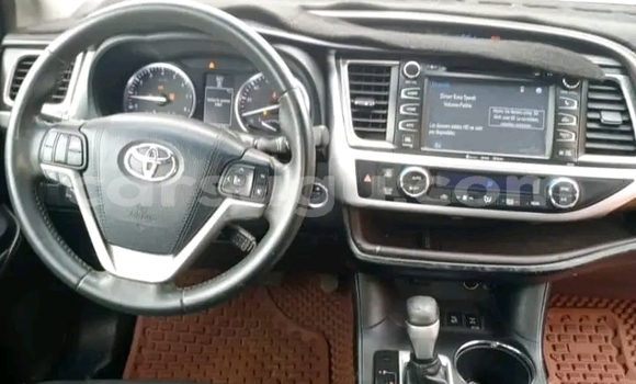 Acheter Occasion Voiture Toyota Highlander Blanc à Ouagadougou, Burkina-Faso Acheter Occasion Voiture Toyota Highlander Blanc à Ouagadougou, Burkina-Faso