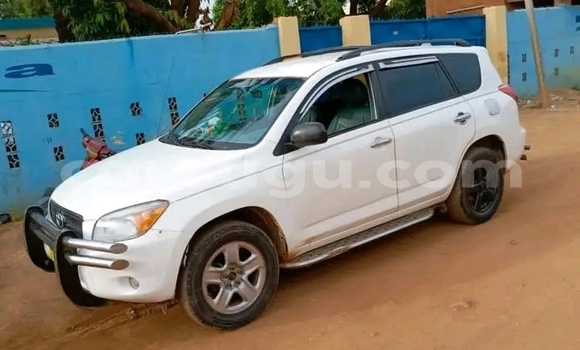 Acheter Occasion Voiture Toyota RAV4 Blanc à Ouagadougou, Burkina-Faso Acheter Occasion Voiture Toyota RAV4 Blanc à Ouagadougou, Burkina-Faso