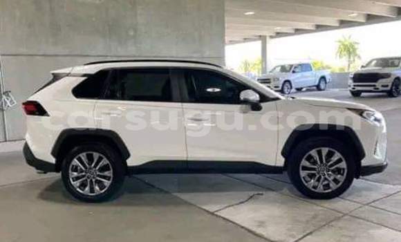 Sayi Na hannu Toyota RAV4 White Mota in Ouagadougou a Burkina Faso Sayi Na hannu Toyota RAV4 White Mota in Ouagadougou a Burkina Faso