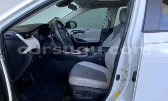 Sayi Na hannu Toyota RAV4 White Mota in Ouagadougou a Burkina Faso Sayi Na hannu Toyota RAV4 White Mota in Ouagadougou a Burkina Faso
