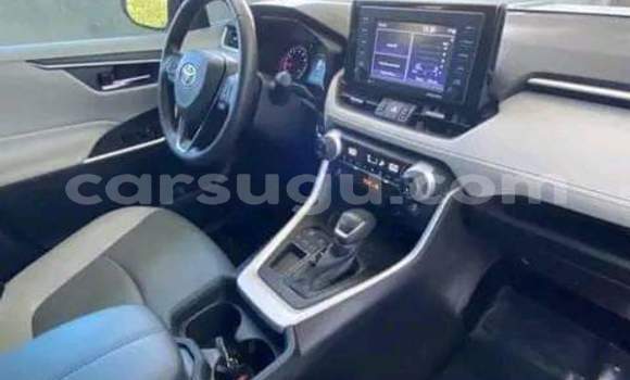 Sayi Na hannu Toyota RAV4 White Mota in Ouagadougou a Burkina Faso Sayi Na hannu Toyota RAV4 White Mota in Ouagadougou a Burkina Faso