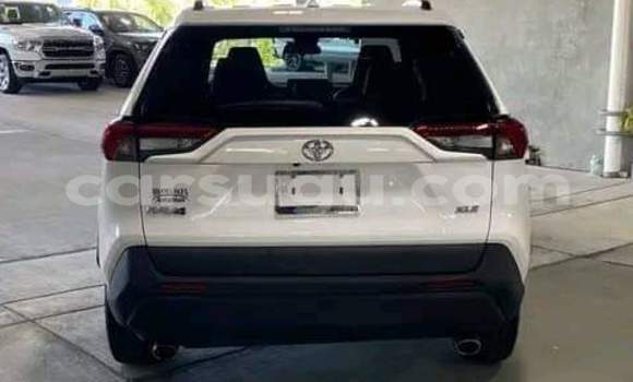 Sayi Na hannu Toyota RAV4 White Mota in Ouagadougou a Burkina Faso Sayi Na hannu Toyota RAV4 White Mota in Ouagadougou a Burkina Faso