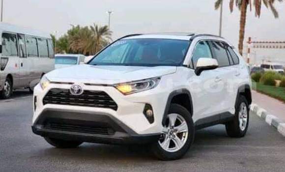 Sayi Na hannu Toyota RAV4 White Mota in Ouagadougou a Burkina Faso Sayi Na hannu Toyota RAV4 White Mota in Ouagadougou a Burkina Faso