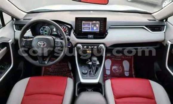 Sayi Na hannu Toyota RAV4 White Mota in Ouagadougou a Burkina Faso Sayi Na hannu Toyota RAV4 White Mota in Ouagadougou a Burkina Faso