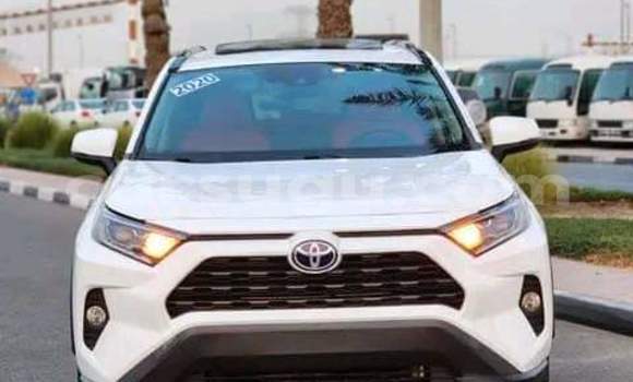 Sayi Na hannu Toyota RAV4 White Mota in Ouagadougou a Burkina Faso Sayi Na hannu Toyota RAV4 White Mota in Ouagadougou a Burkina Faso
