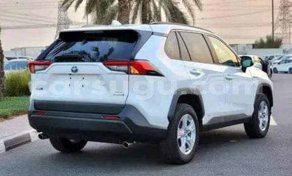 Sayi Na hannu Toyota RAV4 White Mota in Ouagadougou a Burkina Faso Sayi Na hannu Toyota RAV4 White Mota in Ouagadougou a Burkina Faso