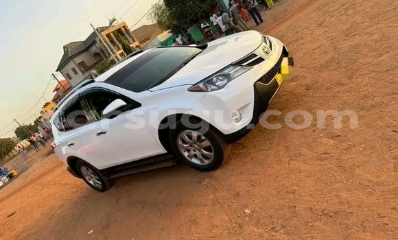 Acheter Occasion Voiture Toyota RAV4 Blanc à Ouagadougou, Burkina-Faso Acheter Occasion Voiture Toyota RAV4 Blanc à Ouagadougou, Burkina-Faso