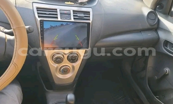 Sayi Na hannu Toyota Yaris White Mota in Ouagadougou a Burkina Faso