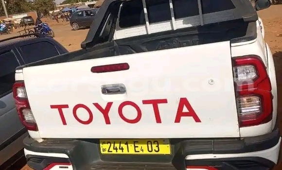 Sayi Na hannu Toyota Hilux White Mota in Ouagadougou a Burkina Faso Sayi Na hannu Toyota Hilux White Mota in Ouagadougou a Burkina Faso