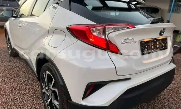 Acheter Occasion Voiture Toyota C-HR Blanc à Ouagadougou, Burkina-Faso Acheter Occasion Voiture Toyota C-HR Blanc à Ouagadougou, Burkina-Faso