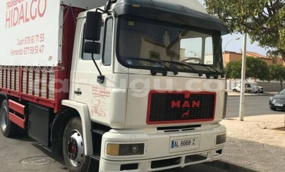 Sayi Na hannu Man Silent White Babbar mota in Bobo Dioulasso a Burkina Faso