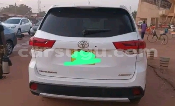 Acheter Occasion Voiture Toyota Highlander Blanc à Ouagadougou, Burkina-Faso Acheter Occasion Voiture Toyota Highlander Blanc à Ouagadougou, Burkina-Faso