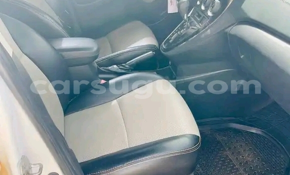 Sayi Na hannu Toyota Matrix White Mota in Ouagadougou a Burkina Faso Sayi Na hannu Toyota Matrix White Mota in Ouagadougou a Burkina Faso