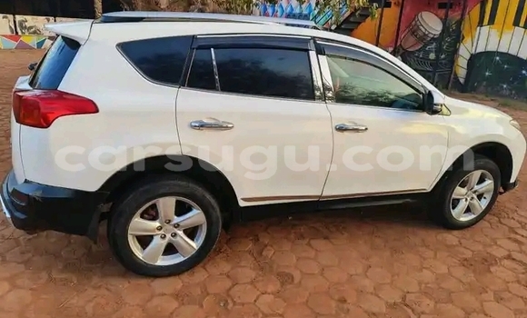 Sayi Na hannu Toyota RAV4 White Mota in Ouagadougou a Burkina Faso Sayi Na hannu Toyota RAV4 White Mota in Ouagadougou a Burkina Faso