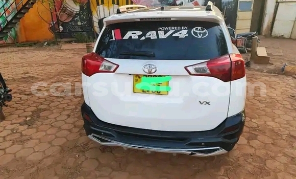 Sayi Na hannu Toyota RAV4 White Mota in Ouagadougou a Burkina Faso Sayi Na hannu Toyota RAV4 White Mota in Ouagadougou a Burkina Faso