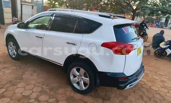 Sayi Na hannu Toyota RAV4 White Mota in Ouagadougou a Burkina Faso Sayi Na hannu Toyota RAV4 White Mota in Ouagadougou a Burkina Faso