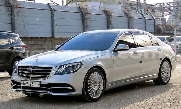 Sayi Na hannu Mercedes-Benz S–Class White Mota in Ouagadougou a Burkina Faso Sayi Na hannu Mercedes-Benz S–Class White Mota in Ouagadougou a Burkina Faso