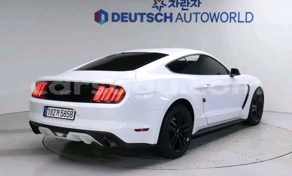 Sayi Na hannu Ford Mustang White Mota in Ouagadougou a Burkina Faso Sayi Na hannu Ford Mustang White Mota in Ouagadougou a Burkina Faso