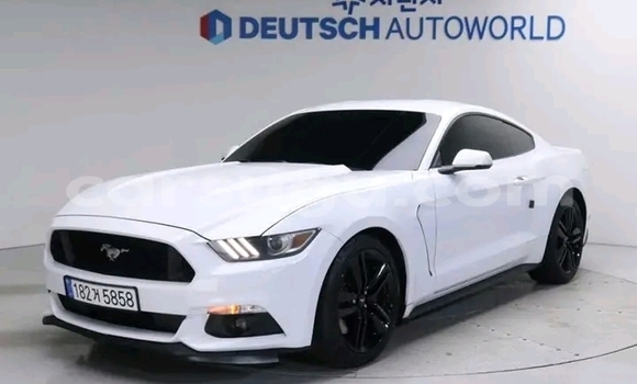 Sayi Na hannu Ford Mustang White Mota in Ouagadougou a Burkina Faso Sayi Na hannu Ford Mustang White Mota in Ouagadougou a Burkina Faso