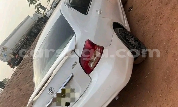 Sayi Na hannu Toyota Yaris White Mota in Ouagadougou a Burkina Faso Sayi Na hannu Toyota Yaris White Mota in Ouagadougou a Burkina Faso