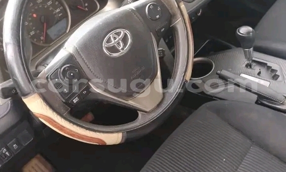 Sayi Na hannu Toyota RAV4 White Mota in Ouagadougou a Burkina Faso Sayi Na hannu Toyota RAV4 White Mota in Ouagadougou a Burkina Faso