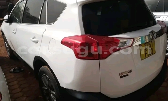 Sayi Na hannu Toyota RAV4 White Mota in Ouagadougou a Burkina Faso Sayi Na hannu Toyota RAV4 White Mota in Ouagadougou a Burkina Faso