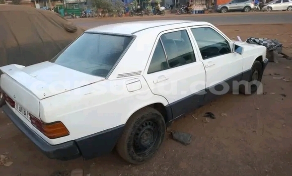 Sayi Na hannu Mercedes-Benz 190 White Mota in Ouagadougou a Burkina Faso Sayi Na hannu Mercedes-Benz 190 White Mota in Ouagadougou a Burkina Faso
