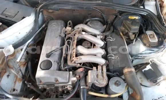 Sayi Na hannu Mercedes-Benz 190 White Mota in Ouagadougou a Burkina Faso Sayi Na hannu Mercedes-Benz 190 White Mota in Ouagadougou a Burkina Faso