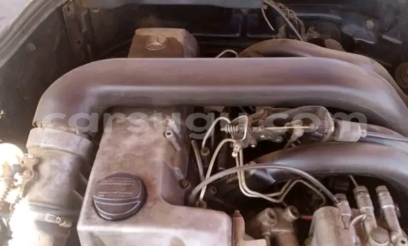 Sayi Na hannu Mercedes-Benz C250 coupe Red Mota in Ouagadougou a Burkina Faso Sayi Na hannu Mercedes-Benz C250 coupe Red Mota in Ouagadougou a Burkina Faso