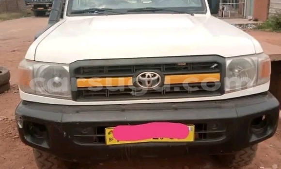 Sayi Na hannu Toyota bB White Mota in Ouagadougou a Burkina Faso Sayi Na hannu Toyota bB White Mota in Ouagadougou a Burkina Faso