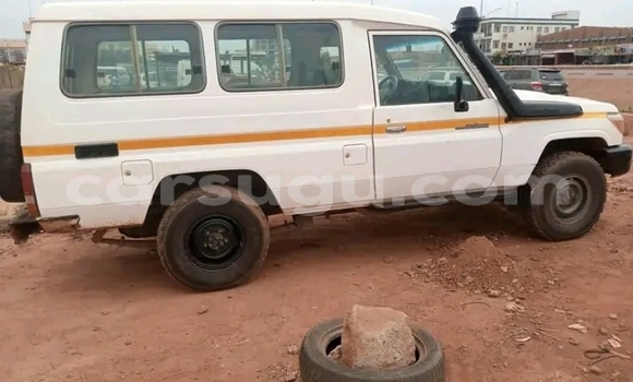 Sayi Na hannu Toyota bB White Mota in Ouagadougou a Burkina Faso Sayi Na hannu Toyota bB White Mota in Ouagadougou a Burkina Faso