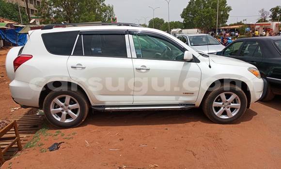 Acheter Occasion Voiture Toyota RAV4 Blanc à Bobo Dioulasso au Burkina-Faso Acheter Occasion Voiture Toyota RAV4 Blanc à Bobo Dioulasso au Burkina-Faso