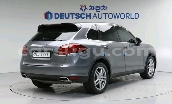 Sayi Na hannu Porsche Cayenne Azurfa Mota in Ouagadougou a Burkina Faso