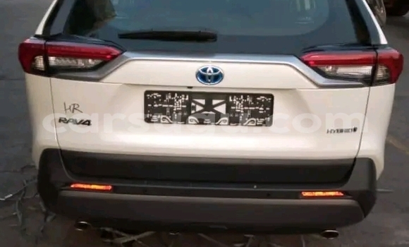 Sayi Na hannu Toyota RAV4 White Mota in Ouagadougou a Burkina Faso Sayi Na hannu Toyota RAV4 White Mota in Ouagadougou a Burkina Faso