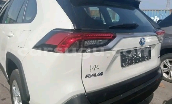 Sayi Na hannu Toyota RAV4 White Mota in Ouagadougou a Burkina Faso Sayi Na hannu Toyota RAV4 White Mota in Ouagadougou a Burkina Faso