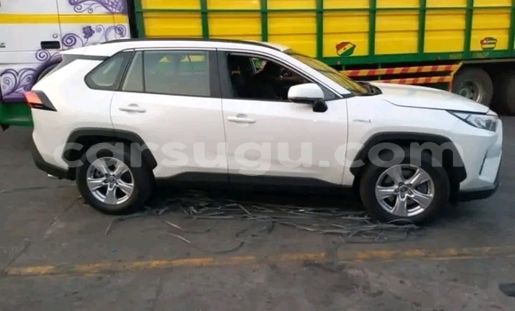 Sayi Na hannu Toyota RAV4 White Mota in Ouagadougou a Burkina Faso Sayi Na hannu Toyota RAV4 White Mota in Ouagadougou a Burkina Faso