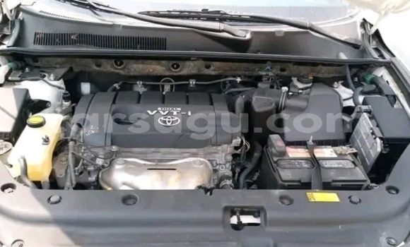 Sayi Na hannu Toyota RAV4 White Mota in Ouagadougou a Burkina Faso Sayi Na hannu Toyota RAV4 White Mota in Ouagadougou a Burkina Faso