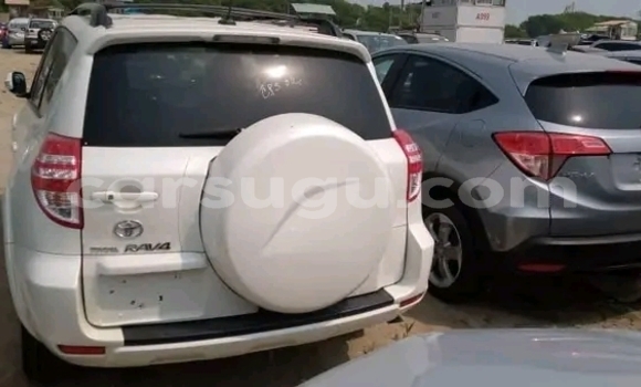 Sayi Na hannu Toyota RAV4 White Mota in Ouagadougou a Burkina Faso Sayi Na hannu Toyota RAV4 White Mota in Ouagadougou a Burkina Faso
