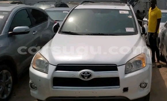 Sayi Na hannu Toyota RAV4 White Mota in Ouagadougou a Burkina Faso Sayi Na hannu Toyota RAV4 White Mota in Ouagadougou a Burkina Faso