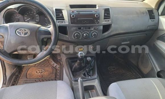 Sayi Na hannu Toyota Hilux White Mota in Ouagadougou a Burkina Faso Sayi Na hannu Toyota Hilux White Mota in Ouagadougou a Burkina Faso