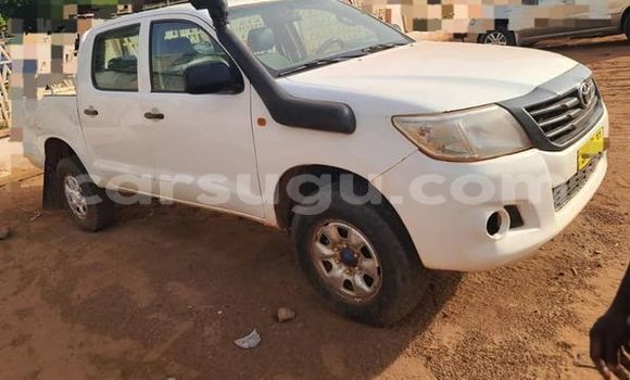 Sayi Na hannu Toyota Hilux White Mota in Ouagadougou a Burkina Faso Sayi Na hannu Toyota Hilux White Mota in Ouagadougou a Burkina Faso