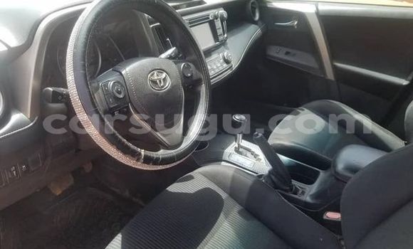 Sayi Na hannu Toyota RAV4 White Mota in Ouagadougou a Burkina Faso Sayi Na hannu Toyota RAV4 White Mota in Ouagadougou a Burkina Faso