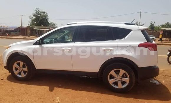 Sayi Na hannu Toyota RAV4 White Mota in Ouagadougou a Burkina Faso Sayi Na hannu Toyota RAV4 White Mota in Ouagadougou a Burkina Faso