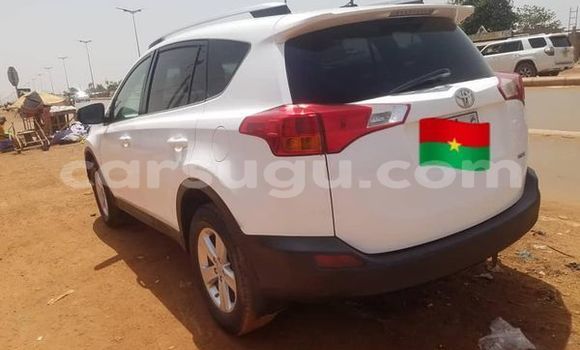 Sayi Na hannu Toyota RAV4 White Mota in Ouagadougou a Burkina Faso Sayi Na hannu Toyota RAV4 White Mota in Ouagadougou a Burkina Faso