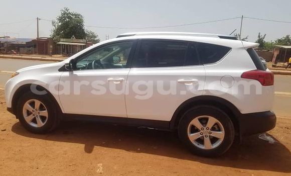 Sayi Na hannu Toyota RAV4 White Mota in Ouagadougou a Burkina Faso Sayi Na hannu Toyota RAV4 White Mota in Ouagadougou a Burkina Faso