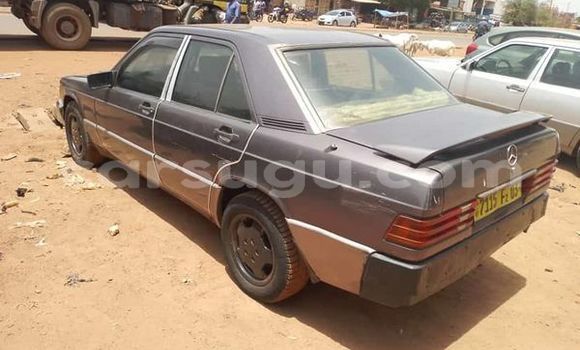 Sayi Na hannu Mercedes-Benz 190 Azurfa Mota in Ouagadougou a Burkina Faso Sayi Na hannu Mercedes-Benz 190 Azurfa Mota in Ouagadougou a Burkina Faso