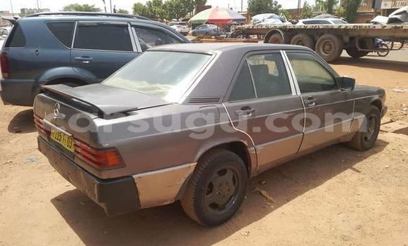 Sayi Na hannu Mercedes-Benz 190 Azurfa Mota in Ouagadougou a Burkina Faso Sayi Na hannu Mercedes-Benz 190 Azurfa Mota in Ouagadougou a Burkina Faso