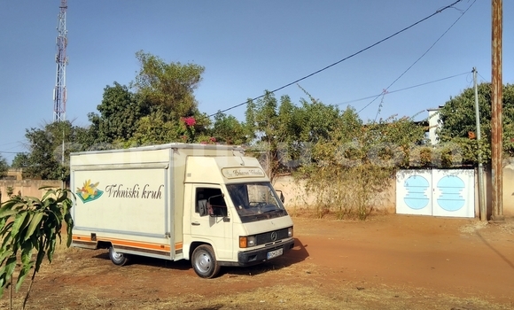 Acheter Occasion Utilitaire Mercedes‒Benz MB 100 D Beige à Bobo Dioulasso au Burkina-Faso Acheter Occasion Utilitaire Mercedes‒Benz MB 100 D Beige à Bobo Dioulasso au Burkina-Faso
