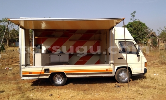 Acheter Occasion Utilitaire Mercedes‒Benz MB 100 D Beige à Bobo Dioulasso, Burkina-Faso Acheter Occasion Utilitaire Mercedes‒Benz MB 100 D Beige à Bobo Dioulasso, Burkina-Faso